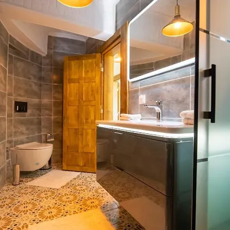 Retro Charm And Vintage Elegance In Karagozler, Φετιγιέ