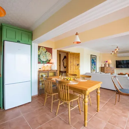 Retro Charm And Vintage Elegance In Karagozler, Appartement